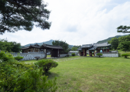 1. 사당과 종택 전경